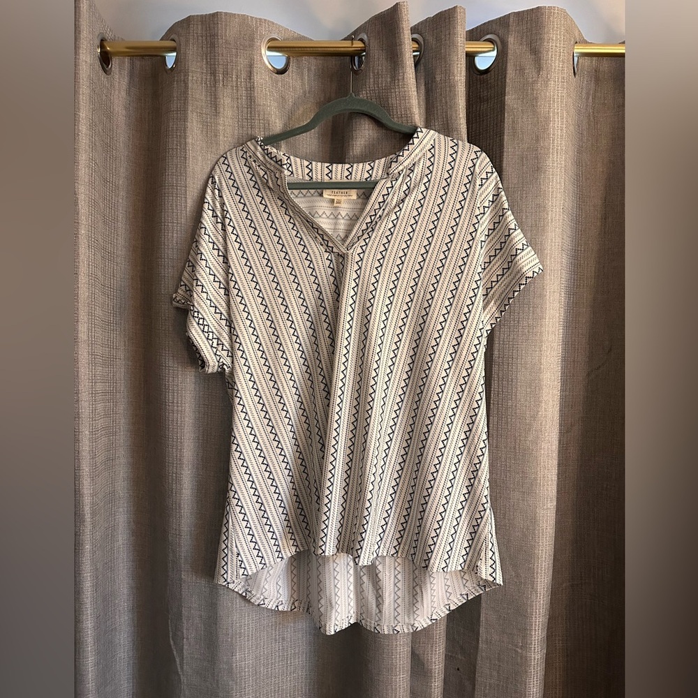 Short sleeved blue and white design Flowy top
